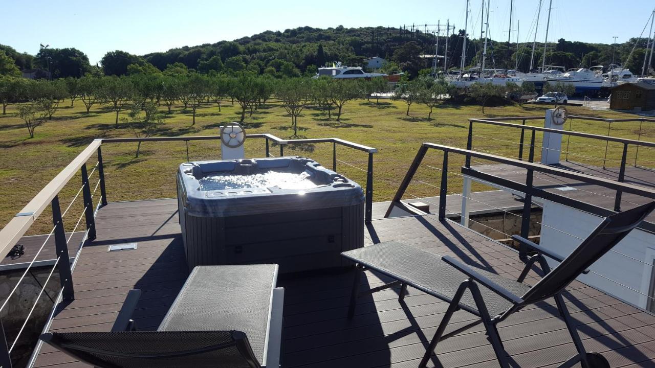 Hotel Hausboot Pula - Floating House Water Lily Exterior foto