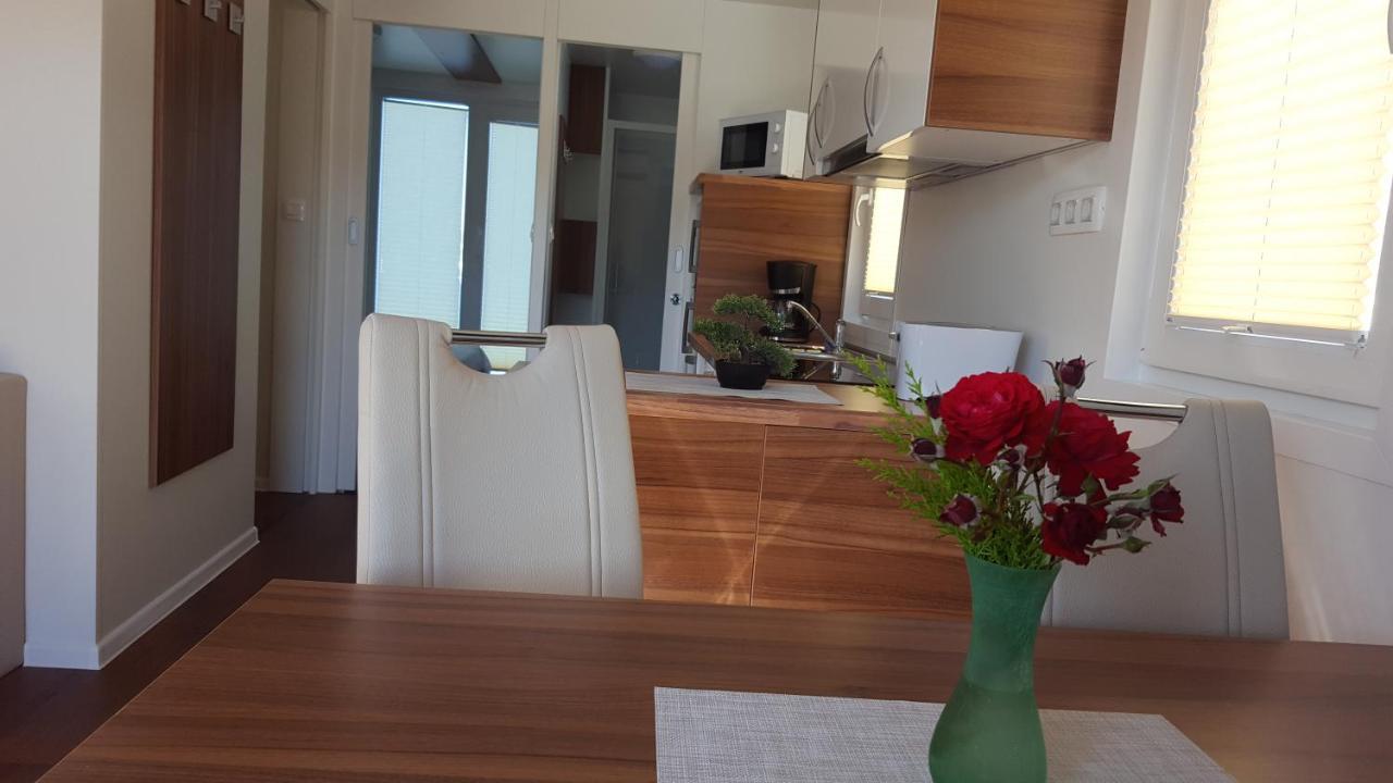 Hotel Hausboot Pula - Floating House Water Lily Exterior foto
