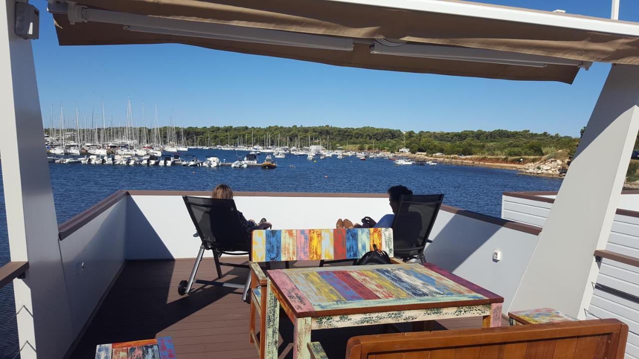 Hotel Hausboot Pula - Floating House Water Lily Exterior foto