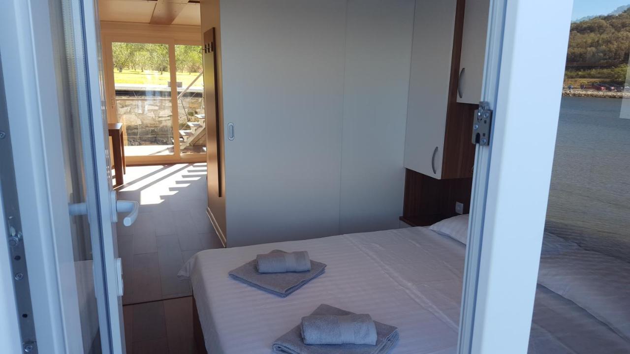 Hotel Hausboot Pula - Floating House Water Lily Exterior foto